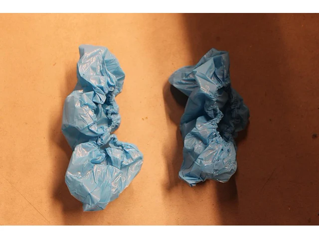Twee dozen wegwerpoveralls en een doos met shoecovers. - afbeelding 3 van  4