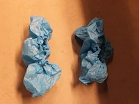 Twee dozen wegwerpoveralls en een doos met shoecovers. - afbeelding 3 van  4