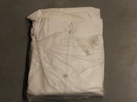 Twee dozen wegwerpoveralls en een doos met shoecovers. - afbeelding 4 van  4