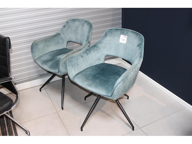 Twee draaibare groen gestoffeerde stoelen met enkele verkleuringen. - afbeelding 1 van  2