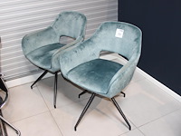 Twee draaibare groen gestoffeerde stoelen met enkele verkleuringen. - afbeelding 1 van  2