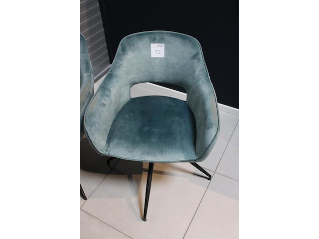 Twee draaibare groen gestoffeerde stoelen met enkele verkleuringen. - afbeelding 2 van  2