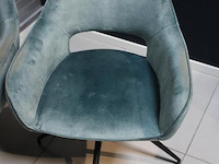 Twee draaibare groen gestoffeerde stoelen met enkele verkleuringen. - afbeelding 2 van  2