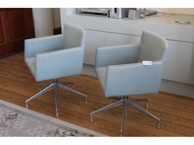 Twee draaibare stoelen arper. lichtblauw bekleed. - afbeelding 1 van  3
