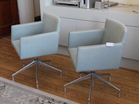 Twee draaibare stoelen arper. lichtblauw bekleed.