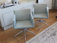 Twee draaibare stoelen arper. lichtblauw bekleed. - afbeelding 2 van  3