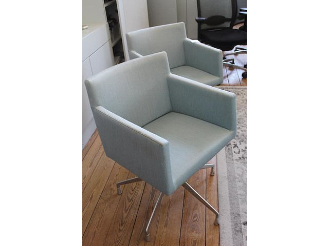 Twee draaibare stoelen arper. lichtblauw bekleed. - afbeelding 3 van  3