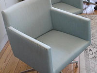 Twee draaibare stoelen arper. lichtblauw bekleed. - afbeelding 3 van  3