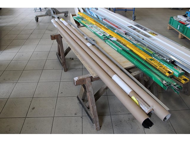 Twee driepuntsloten en drie eenpuntsloten met bijpassende tochtstrips. - afbeelding 1 van  2