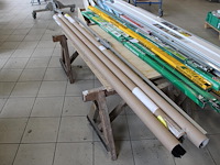 Twee driepuntsloten en drie eenpuntsloten met bijpassende tochtstrips. - afbeelding 1 van  2