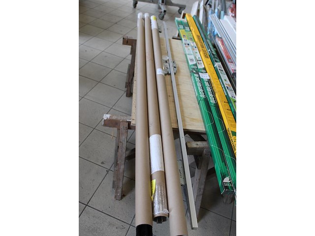 Twee driepuntsloten en drie eenpuntsloten met bijpassende tochtstrips. - afbeelding 2 van  2