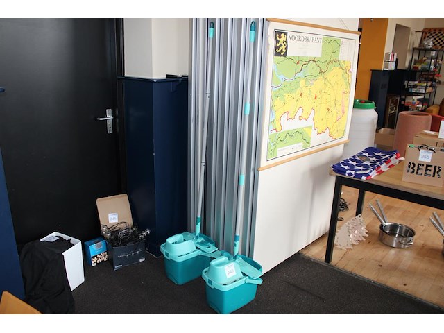 Twee dweilkoppen leifheit met emmer. - afbeelding 1 van  2