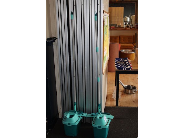 Twee dweilkoppen leifheit met emmer. - afbeelding 2 van  2