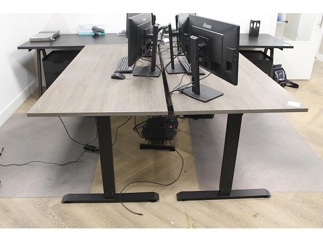 Twee elektrische hoog-laag bureaus met afmeting 180 x 80 cm. maximale hoogte 118 cm. - afbeelding 1 van  4