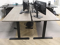 Twee elektrische hoog-laag bureaus met afmeting 180 x 80 cm. maximale hoogte 118 cm. - afbeelding 1 van  4