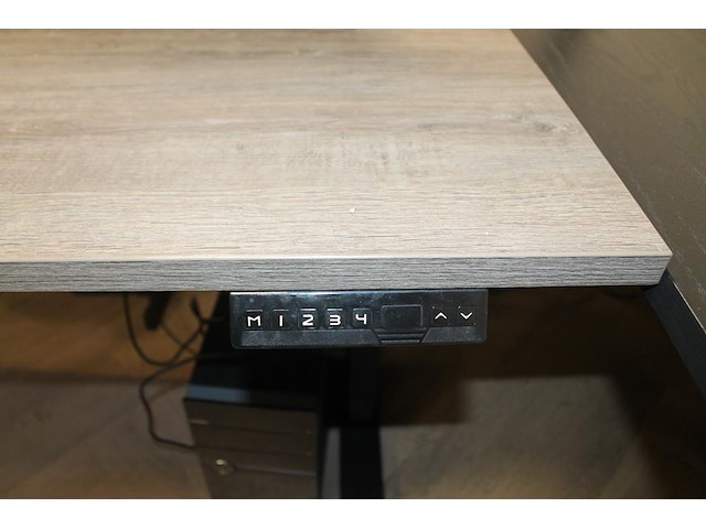 Twee elektrische hoog-laag bureaus met afmeting 180 x 80 cm. maximale hoogte 118 cm. - afbeelding 2 van  4