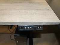 Twee elektrische hoog-laag bureaus met afmeting 180 x 80 cm. maximale hoogte 118 cm. - afbeelding 2 van  4