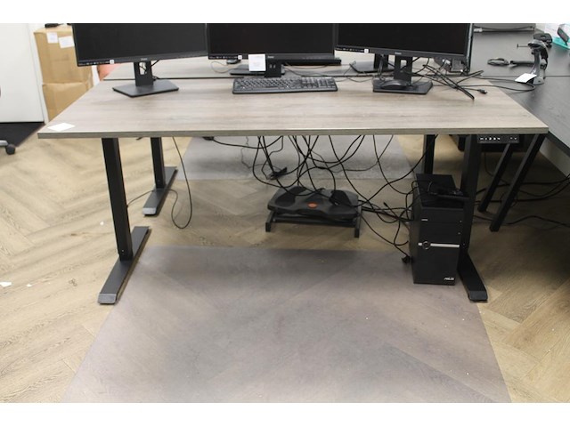 Twee elektrische hoog-laag bureaus met afmeting 180 x 80 cm. maximale hoogte 118 cm. - afbeelding 3 van  4