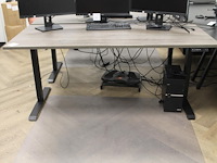 Twee elektrische hoog-laag bureaus met afmeting 180 x 80 cm. maximale hoogte 118 cm. - afbeelding 3 van  4