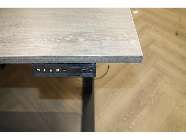 Twee elektrische hoog-laag bureaus met afmeting 180 x 80 cm. maximale hoogte 118 cm. - afbeelding 4 van  4