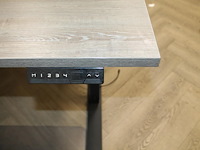 Twee elektrische hoog-laag bureaus met afmeting 180 x 80 cm. maximale hoogte 118 cm. - afbeelding 4 van  4