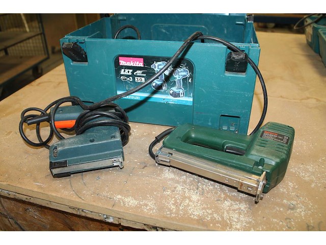 Twee elektrische nietmachines in mbox. - afbeelding 1 van  3