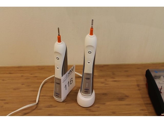 Twee elektrische tandenborstels braun oral b 3762 met 1 lader. - afbeelding 1 van  2