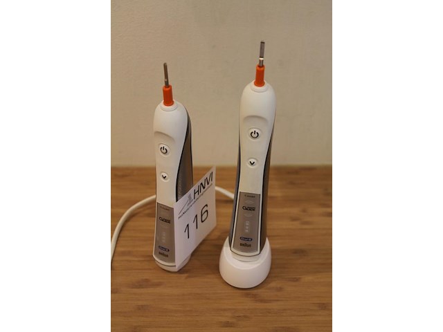 Twee elektrische tandenborstels braun oral b 3762 met 1 lader. - afbeelding 2 van  2
