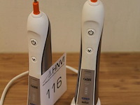 Twee elektrische tandenborstels braun oral b 3762 met 1 lader. - afbeelding 2 van  2