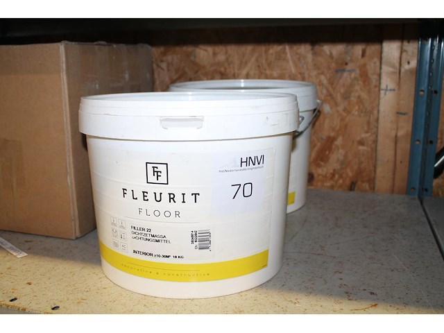 Twee emmers dichtingsmiddel fleurit floor. - afbeelding 1 van  2
