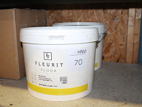 Twee emmers dichtingsmiddel fleurit floor. - afbeelding 1 van  2