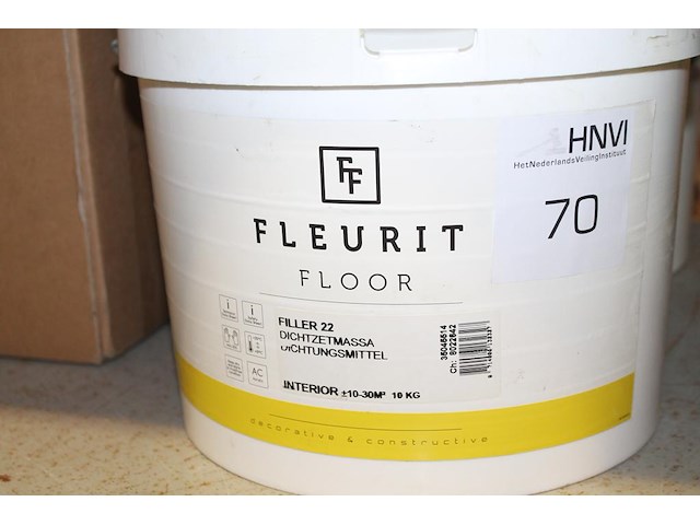Twee emmers dichtingsmiddel fleurit floor. - afbeelding 2 van  2