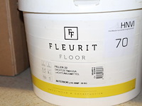 Twee emmers dichtingsmiddel fleurit floor. - afbeelding 2 van  2