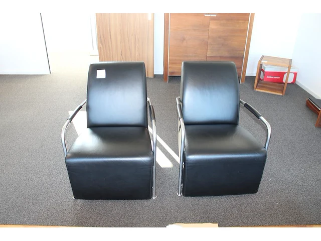 Twee fauteuils gelderland 6420, ontworpen door jan des bouvrie - afbeelding 1 van  2