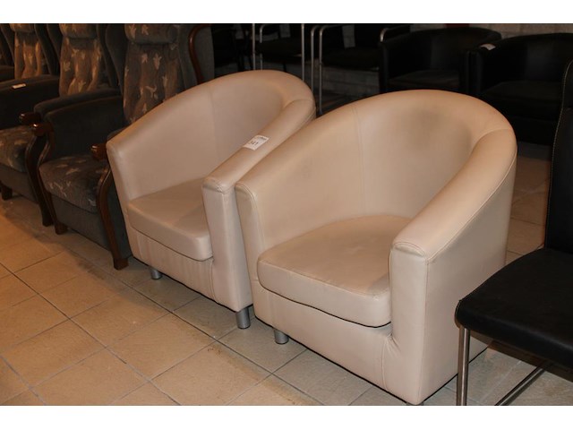 Twee fauteuils met kunstlederen bekleding. - afbeelding 1 van  2