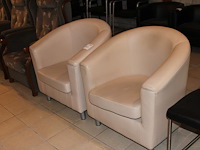 Twee fauteuils met kunstlederen bekleding. - afbeelding 1 van  2
