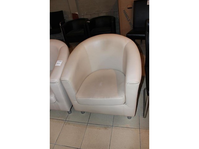 Twee fauteuils met kunstlederen bekleding. - afbeelding 2 van  2