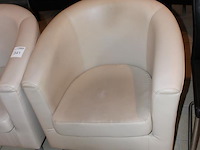 Twee fauteuils met kunstlederen bekleding. - afbeelding 2 van  2