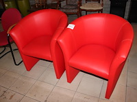 Twee fauteuils met kunstlederen bekleding. - afbeelding 1 van  2