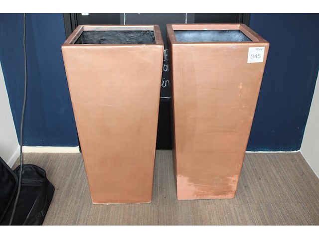 Twee fiberglas plantenbakken afm. 34 x 34 x 90 cm. - afbeelding 1 van  3