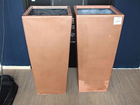 Twee fiberglas plantenbakken afm. 34 x 34 x 90 cm. - afbeelding 1 van  3