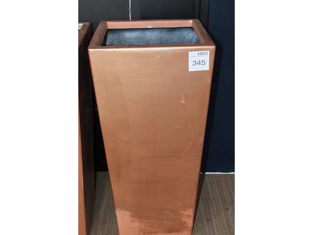 Twee fiberglas plantenbakken afm. 34 x 34 x 90 cm. - afbeelding 2 van  3