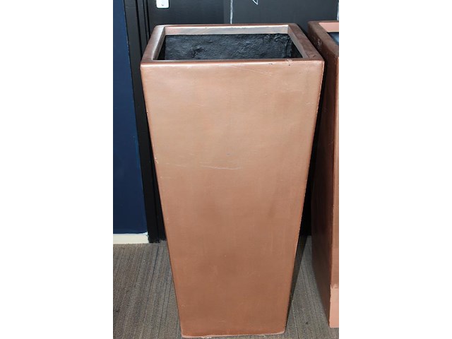 Twee fiberglas plantenbakken afm. 34 x 34 x 90 cm. - afbeelding 3 van  3