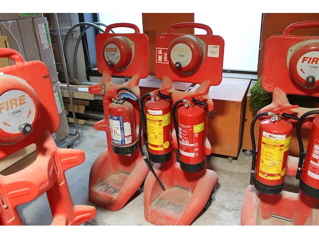 Twee firekarts met alarmbel en drie brandblussers. - afbeelding 1 van  2