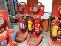 Twee firekarts met alarmbel en drie brandblussers. - afbeelding 1 van  2