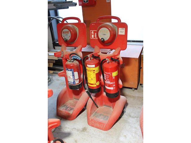 Twee firekarts met alarmbel en drie brandblussers. - afbeelding 2 van  2