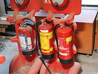 Twee firekarts met alarmbel en drie brandblussers. - afbeelding 2 van  2