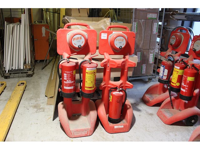 Twee firekarts met alarmbel en drie brandblussers. - afbeelding 1 van  2