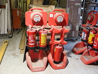 Twee firekarts met alarmbel en drie brandblussers. - afbeelding 1 van  2