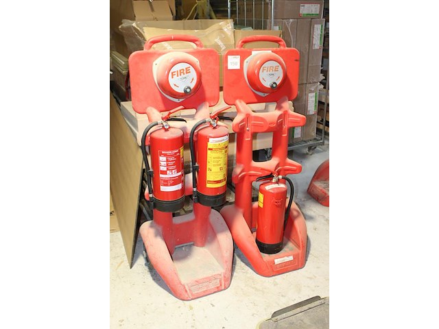 Twee firekarts met alarmbel en drie brandblussers. - afbeelding 2 van  2